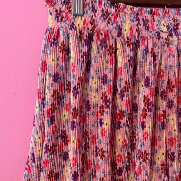 ASOS DESIGN plisse shorts in pink based floral - US 8 - Picture 2 of 9